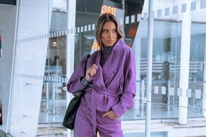 Αθηνά Οικονομάκου | Με ολόσωμη φόρμα σε mocha mousse απόχρωση και leather πανωφόρι