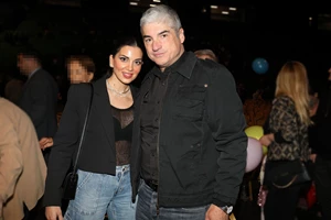 Αγνώριστη η Σταματίνα Τσιμτσιλή με αφέλειες και μακριά μαλλιά - εικόνα 2