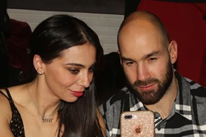 Η Ολυμπία Χοψονίδου αγκαλιά με το γιο της στο σπίτι τους