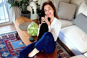 Κατερίνα Παπουτσάκη | Με μακρυμάνικο μαγιό έτοιμη για το πρώτο μπάνιο της σεζόν