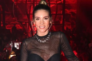 Βάσω Λασκαράκη | Η κόρη της Ευαγγελία γιορτάζει - Η φωτογραφία από την ειδυλλιακή παραλία και το ηλιοβασίλεμα