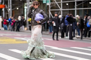 Αυτό το λινό powder pink κοστούμι από τη Stradivarius είναι η απόλυτη επιλογή για ένα professional look με girly vibe - εικόνα 2