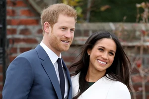 Ο Πρίγκιπας Harry και η Meghan Markle επέστρεψαν στην Αγγλία | Το δείπνο με τον βασιλιά Κάρολο και η ηχηρή απουσία