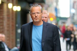 Πόσο καλά γνωρίζαμε αλήθεια τον Matthew Perry; Μόλις κυκλοφόρησε το trailer με τη ζωή πίσω από τον Chandler Bing - εικόνα 2