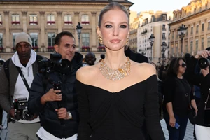 Αυτά είναι τα μπορντό μποτάκια από τη Stradivarius που έχουν δει εκατομμύρια fashionistas στο TikTok