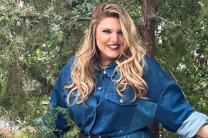 Η Νάνσυ Ζαμπέτογλου φόρεσε το Zara τζιν παντελόνι που θα κάνει τα πόδια σου να φαίνονται πιο ψηλά