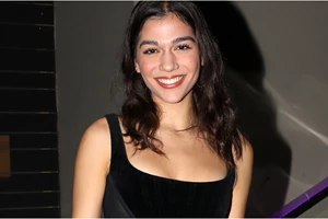 Με κοντό λευκό σορτσάκι και ψηλοτάκουνες γόβες η Μελίνα Νικολαΐδη | Οι αγκαλιές με τον Δημήτρη Φιντιρίκο σε έξοδό τους - εικόνα 4