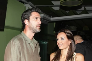 Όλγα Λαφαζάνη & Νίκος Οικονόμου | Ο παραμυθένιος γάμος τους στην Εκάλη πριν από 15 χρόνια - εικόνα 4