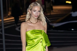 Πρόκειται να γίνεις νονά το καλοκαίρι; Η Βάσια Κωσταρά προτείνει το πιο κομψό look