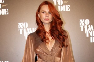 Η Έβελυν Καζαντζόγλου ταξιδεύει στις πρωτεύουσες της μόδας και παραδίδει μαθήματα στιλ