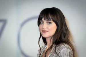 Τα viral 90s jeans που φορά ασταμάτητα η Dakota Johnson - εικόνα 3