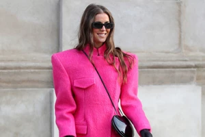 Η Αλεξάνδρα Νίκα προτείνει τον πιο θηλυκό τρόπο για να φορέσεις ένα μαύρο φόρεμα τις γιορτές