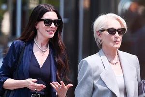 Το μπεζ παντελόνι από τη Marks and Spencer που θα ευχαριστηθείς να φοράς τους επόμενους μήνες - εικόνα 2