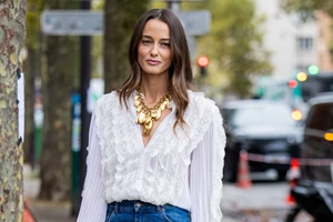 Η Χριστίνα Μπόμπα με τη viral μπλούζα από τη Zara, που βλέπουμε παντού - εικόνα 3