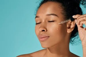 Οι καλύτεροι οροί με bakuchiol, για μια φυτική εναλλακτική της ρετινόλης για αντιγήρανση και σύσφιξη