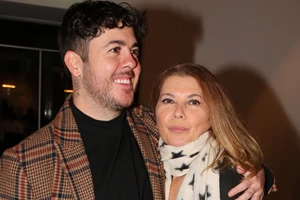 Μια ματιά στο σπίτι της Σοφίας Αλιμπέρτη | Μόλις στόλισε το πιο πρωτότυπο χριστουγεννιάτικο δέντρο