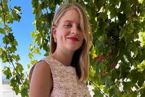 Η Δανάη Μιχαλάκη με μαύρο sexy δαντελωτό φόρεμα τέσσερις μήνες μετά τον ερχομό της κόρης της