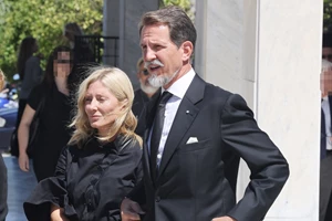 Οι διακριτικές εμφανίσεις της Χρυσής Βαρδινογιάννη και της Nina Flohr στην κηδεία της Ειρήνης