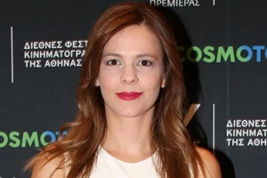 Εξιτήριο από το μαιευτήριο για την Έφη Αχτσιόγλου | Με καλοκαιρινό mini φόρεμα με τον Δημήτρη Τζανακόπουλο και το μωρό - εικόνα 3