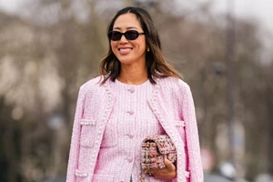 Λευκό t-shirt και τζιν παντελόνι | 9 διαφορετικοί συνδυασμοί για να δημιουργήσεις με αυτό το basic look