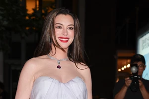 Μήπως η Anne Hathaway μας αποκάλυψε το φύλο του μωρού που περιμένει;