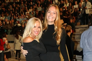 Η Υβόννη Μπόσνιακ μάς ξεναγεί στην πολυτελή κουζίνα της | Ολόλευκη με κρυφό φωτισμό