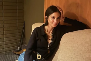 Σοφία Καρβέλα | Η εμφάνισή της με βελούδινο σακάκι και jeans αποδεικνύει ότι το κλασικό πανωφόρι φοριέται και σε πιο casual στιγμές