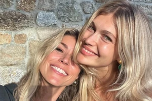 Βάσια Κωσταρά | Το midnight blue κοστούμι της είναι η πιο classy επιλογή για τα parties των Χριστουγέννων