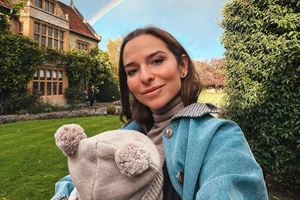 Στο υπέροχα στολισμένο σπίτι της Εριέττας Κούρκουλου Λάτση | Τα χειροποίητα στολίδια και η αναφορά στην οικογένειά της - εικόνα 2