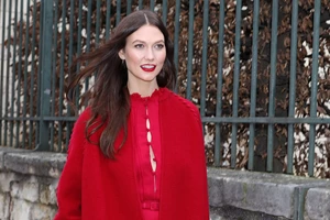 Αυτό είναι το viral τζιν παντελόνι από τη Stradivarius που κολακεύει όλες τις σιλουέτες