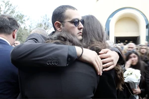 "Ο καλύτερος συνοδός της βραδιάς" | Η έξοδος της Εύης Βατίδου και η αντίδραση του γιου της