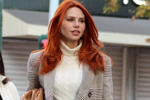 Έβελυν Καζαντζόγλου | Με κομψό athleisure look στο κέντρο της Αθήνας – Πώς να το αντιγράψεις