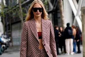 Το πουκάμισο της Τζένης Θεωνά από τα H&M που ταιριάζει με όλα σου τα παντελόνια