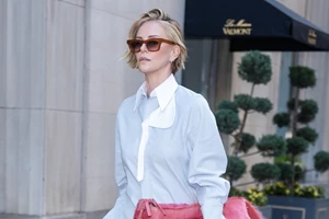 Το μανικιούρ της Charlize Theron στο show του Dior είναι η αναπάντεχη πινελιά σε κάθε επίσημη εμφάνιση
