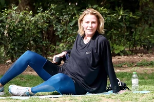 Η Τζένη Μπαλατσινού στρώνει το οικογενειακό τραπέζι - Νέο πλάνο από το παραδοσιακό σπίτι της στην Πάτμο