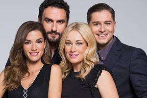 Εύα Τσιμιτσέλη | Η Βάσω Λασκαράκη φωτογραφίζει την κούκλα κόρη της στην παραλία