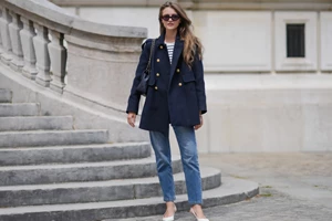 Η Βάσια Κωσταρά με τη ροζ καμπαρντίνα που θα σε κάνει να ξεχάσεις την κλασική μπεζ