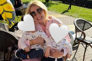 Με φλοράλ μαγιό και τον μπέμπη αγκαλιά | Η Κωνσταντίνα Σπυροπούλου στη Βουλιαγμένη με τους γιους της - εικόνα 4