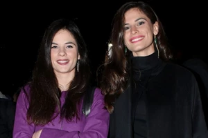 Τα αδημοσίευτα του Ιανουαρίου | Η Χριστίνα Μπόμπα με αέρινο φόρεμα σε μία μαγευτική παραλία