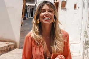 Η Βάσια Κωσταρά με την ψάθινη τσάντα από τη Zara που γίνεται συνέχεια sold out