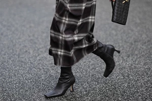 Σε αυτές τις συμβουλές μόδας ορκίζονται οι Γαλλίδες μετά τα 40