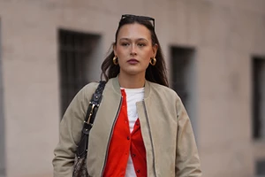 Το sleek bun της Zendaya είναι το πιο chic χτένισμα που μπορείς να κάνεις - και γίνεται πιο εύκολα απ’ όσο νομίζεις