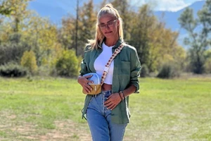 Ζέτα Μακρυπούλια | Συνδύασε τη boho lace φούστα με oversized φούτερ