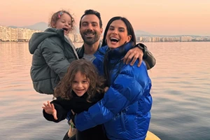 Χριστίνα Μπόμπα – Σάκης Τανιμανίδης | H φθινοπωρινή απόδραση στις Σπέτσες με τις κόρες τους, Αριάνα και Φιλίππα – Φωτογραφίες - εικόνα 2