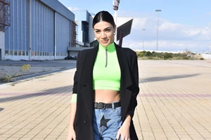 Ήβη Αδάμου | Υιοθέτησε τις Y2K τάσεις που μπορείς να φορέσεις την άνοιξη στο νέο βίντεο κλιπ της - εικόνα 3