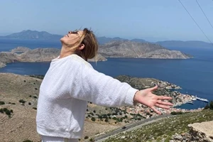 Η Σοφία Αλιμπέρτη γυμνάζεται δίπλα στο χριστουγεννιάτικο δέντρο