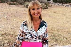 Στο ειδυλλιακό μπαλκόνι της Μάρας Ζαχαρέα | Διαβάζει το αγαπημένο της βιβλίο πάνω στην κούνια της - εικόνα 2