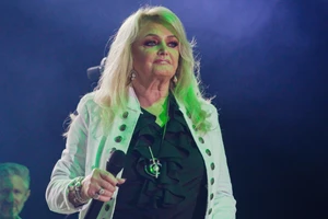 Bonnie Tyler | Τα beauty trends που άφησαν εποχή – Από τα iconic 80s μαλλιά μέχρι τα μυστικά της νεανικής της επιδερμίδας