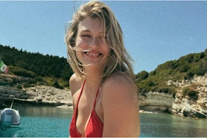 Η Χριστίνα Κοντοβά με το ολόσωμο μαγιό που κολακεύει όλες τις σιλουέτες - εικόνα 2