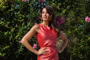 Χωρίς φίλτρα και ρετούς | Η Σταματίνα Τσιμτσιλή με μαγιό σε παραλία της Πάρου